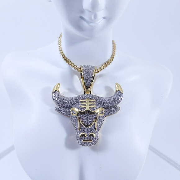 🧡 Iced Chicago Bull Pendant + Chain - Picture 6 of 8